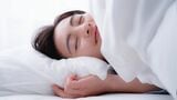 寝室で眠る女性