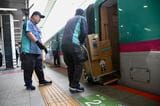 荷物を運び出す様子（記者撮影）