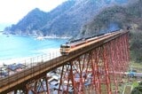 余部鉄橋を渡る「まつかぜ」（撮影：南正時）