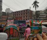 バングラデシュは人口密度がエグイため、あちらこちらで大渋滞が発生している。このとき、隣のリキシャに乗っていた女の子から話しかけられた（筆者撮影）