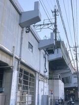 南浦和駅の高架にある出っ張り。一見ホーム10両対応延伸用の設備に見えるが…（筆者撮影）