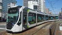 広電が採用､ついに開始｢大形連接車｣の全扉乗降 最寄り扉での乗降が当たり前でない日本の現実