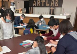 教育支援センターと連携し、熊本市現代美術館の協力の下、イラストレーターのコーダ・ヨーコさんによるワークショップを開催。翌週、熊本市動植物園でのスケッチも実施