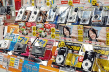 デジカメ業界は、需要低迷と価格下落が顕著、一眼レフの拡大や開発力