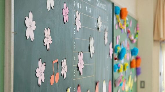 紙の桜で飾りつけた黒板