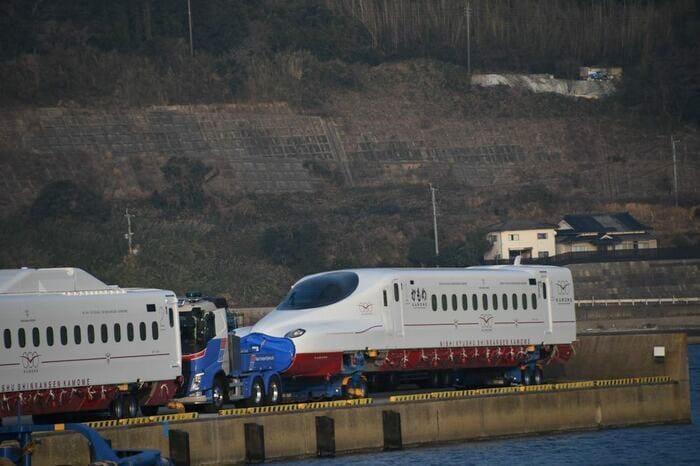 陸揚げされた車両