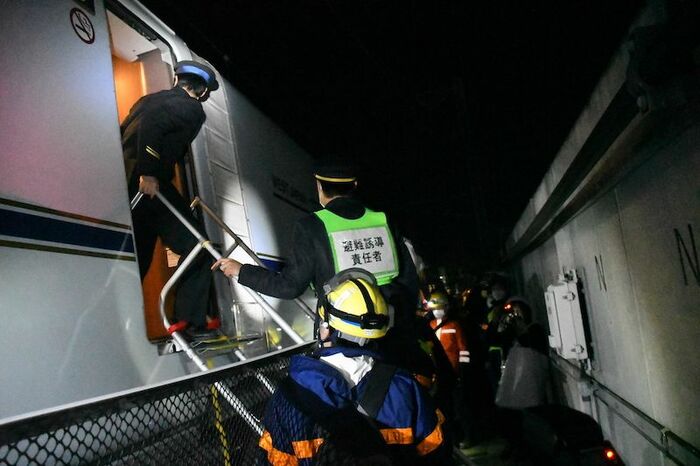 避難はしごを使って乗客の降車準備