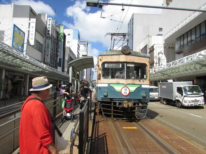 筆者と鉄道ファンの漫画家らが200形に試乗した際の様子