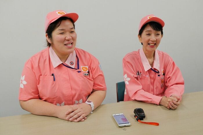 清掃スタッフの廣瀬さん（左）と中島さん（右）