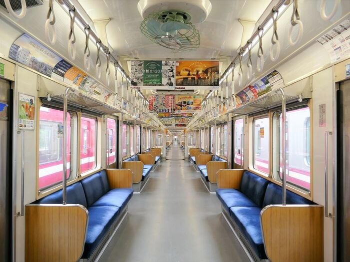 窓が大きく明るい室内。天井には扇風機がある