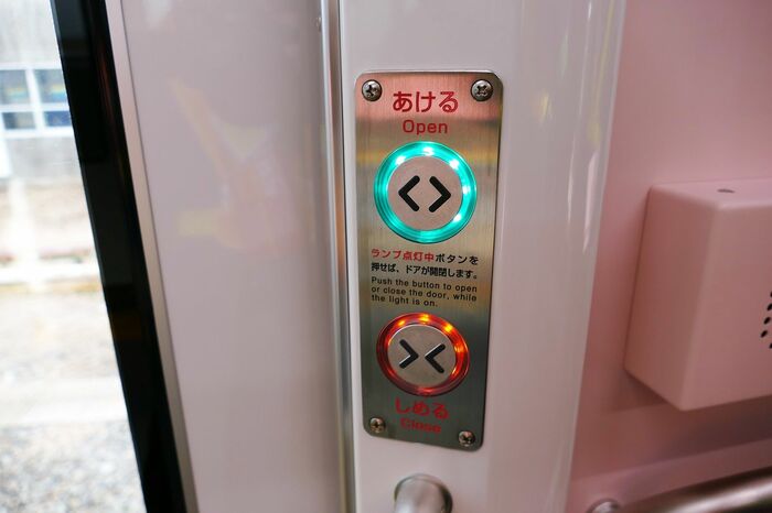 ドア横の開閉ボタン