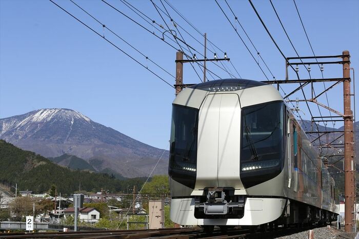 男体山をバックに快走する「リバティ」