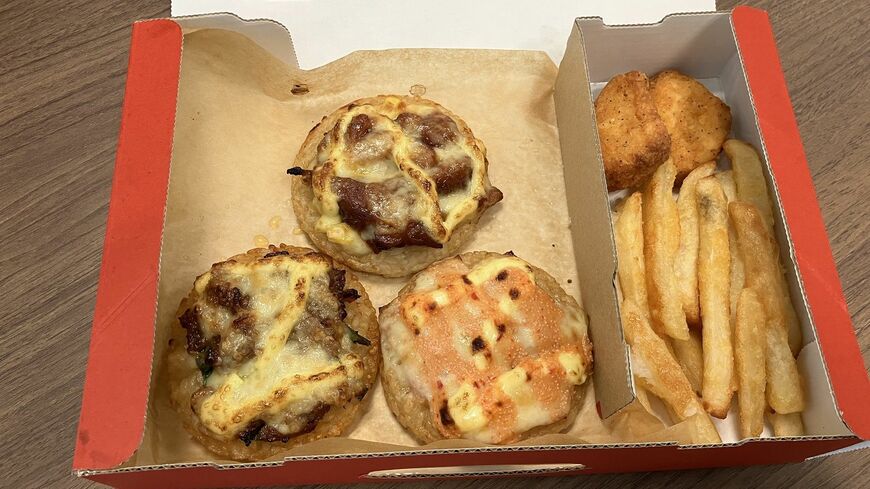 ピザハットが8月22日に発売した「ごはんピザMY BOX」（テイクアウト1000円、デリバリー1350円）。3種類のピザとポテト、ナゲットのセット。「和風セット」「欧風セット」「米国風セット」がある。写真は焼肉牛カルビ、てりやきチキン、明太マヨしょうゆがセットになった和風セット（筆者撮影）この記事の画像を見る(◯枚)