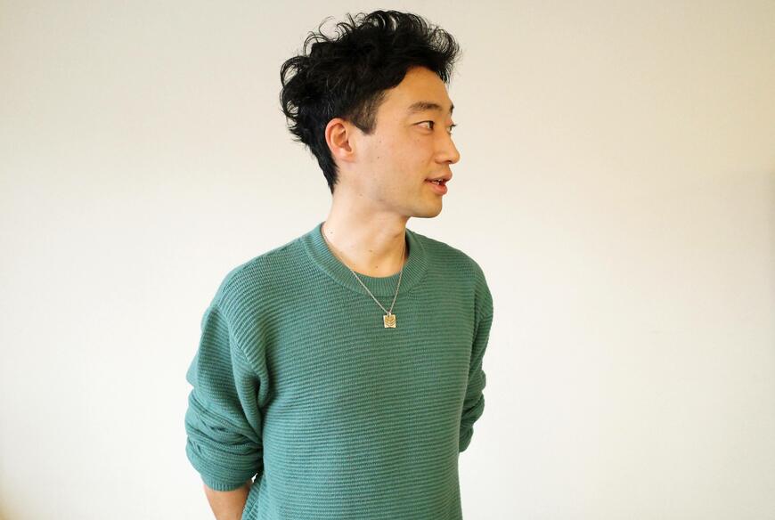 今井紀明（いまい のりあき）／認定NPO法人D×P（ディーピー）理事長。1985年札幌生まれ。立命館アジア太平洋大学（APU）卒。高校生のとき、イラクの子どもたちのために医療支援NGOを設立し、紛争地域だったイラクへ渡航。その際、現地の武装勢力に人質として拘束され、帰国後「自己責任」の言葉のもと日本社会から大きなバッシングを受ける。対人恐怖症になるも友人らに支えられ復帰。偶然、中退・不登校を経験した10代と出会い、自身のバッシングされた経験が重なり、2012年にNPO法人D×Pを設立。経済困窮、家庭事情などで孤立しやすい10代が頼れる先をつくるべく、登録者1万2000名を超えるLINE相談「ユキサキチャット」で全国から相談に応じている（写真：認定NPO法人D×P）