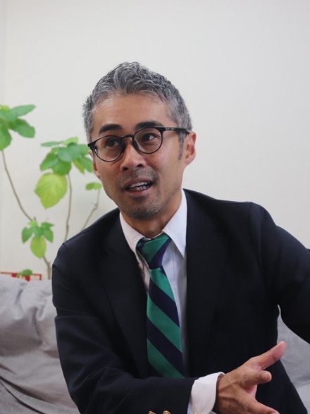 鈴木信吾／株式会社イマクリエ代表取締役。2007年に株式会社イマクリエを創業し、東日本大震災を機にテレワークを導入。社員全員がフルリモートで働く「完全テレワーク型事業モデル」を確立した。テレワークを活用した雇用創出・企業誘致等の地方創生支援事業を行うほか、企業向けにテレワークを活用したアウトソーシング事業を展開する。 2022年度「地方創生テレワークアワード 地方創生担当大臣賞」を受賞。同年「テレワーク先駆者百選 総務大臣賞」を受賞
