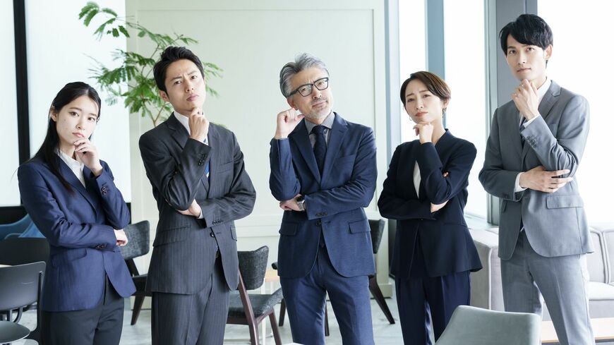 考え事をするビジネスパーソン