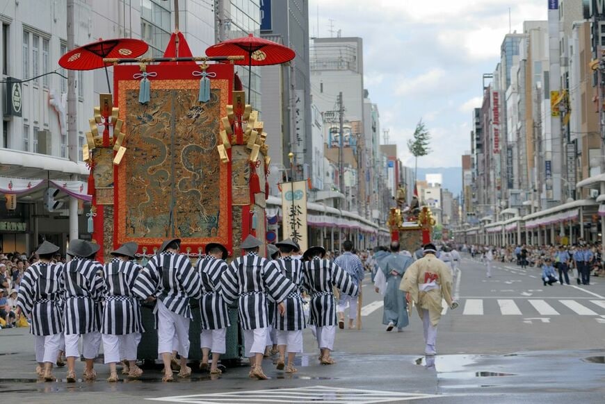 「動く美術館」と言われる山鉾巡行の様子（写真：ジャンゴ／PIXTA）