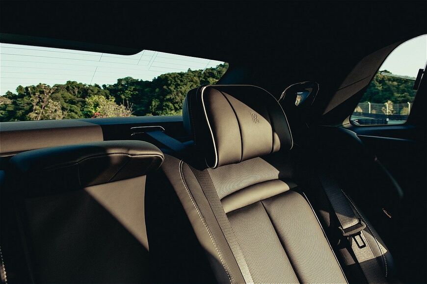 ロールス・ロイス「ブラック・バッジ・ゴースト・シリーズⅡ」（写真：ロールス・ロイス・モーター・カーズ）