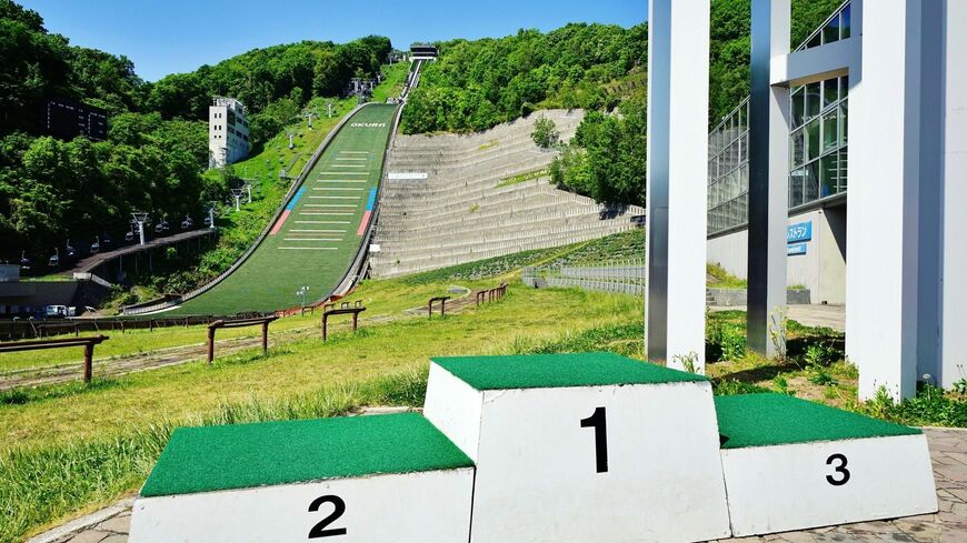 札幌市の2030年冬季オリンピック・パラリンピック招致活動が動き出すなか、北海道民や札幌市民の間で賛否の声が渦巻いています。写真は大倉山ジャンプ競技場（写真：はっさく／PIXTA）