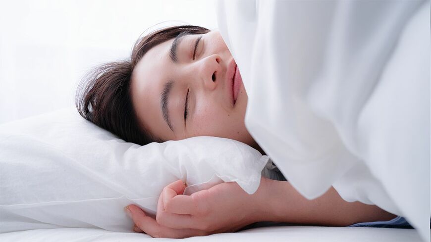 寝室で眠る女性