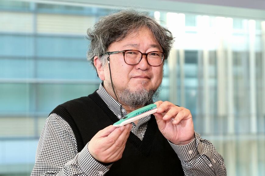 E5系新幹線の模型を手にする樋口真嗣監督（撮影：尾形文繁）