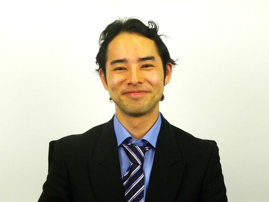 軽蔑微表情の例。巧みになると、上記の男性のように笑顔の中に軽蔑微表情を隠すこともできる（右側の口角は、左側に比べ、わずかに引き上げられている）。ⓒ（株）空気を読むを科学する研究所