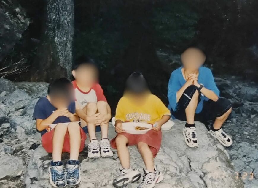 袖が赤いTシャツの子が宮下さん。食前にお祈りをしている（写真：宮下さん提供）