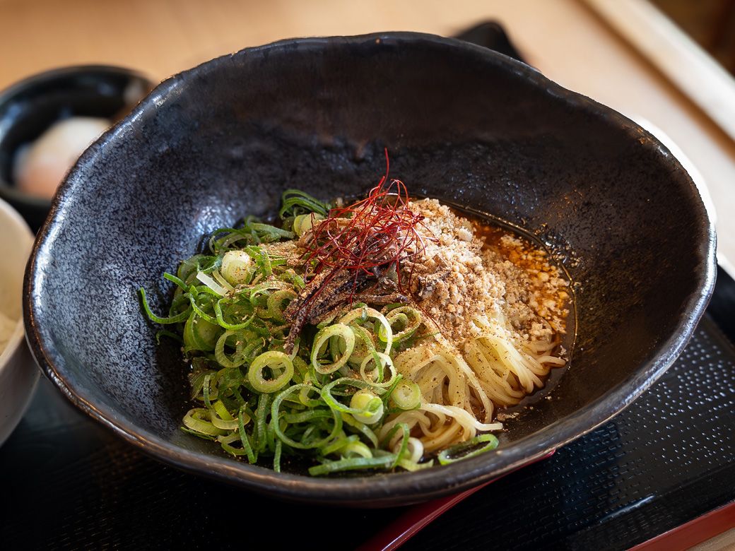 花椒がピリッときいた広島風の汁なし担々麺。見た目も名古屋のそれとはかなり異なる（筆者撮影）