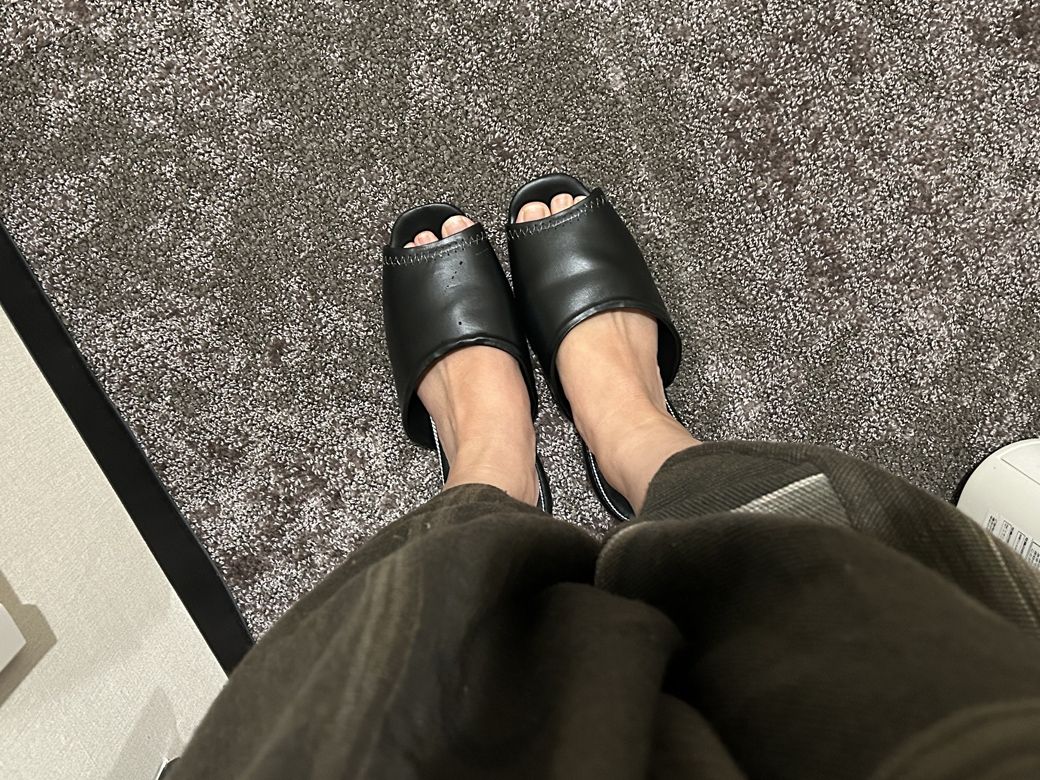紙のペラペラのスリッパではどうにも落ち着かないのだが、ここのスリッパは意外にしっかりしている素材でうれしい（写真：筆者撮影）