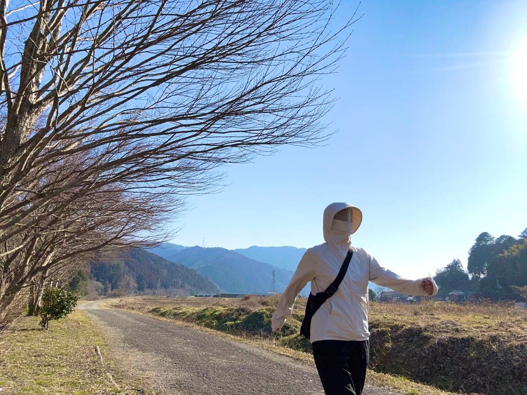 ウォーキングをする筆者