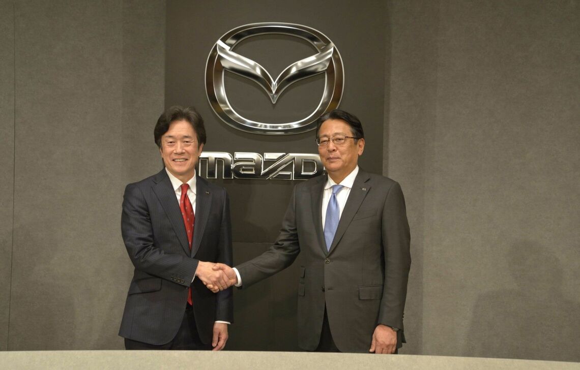 6月27日の株主総会後に社長に就任予定の毛籠専務（左）、ラージ商品群の成功とEV化の道筋を付けることが求められる（写真：マツダ）