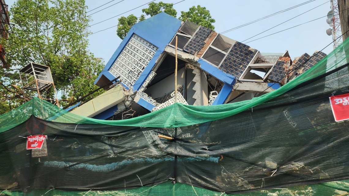 地震発生後から1カ月後の、震源地に近い大都市・マンダレー市内の様子。まだ倒壊した建物も手つかずだ(写真:西垣充)