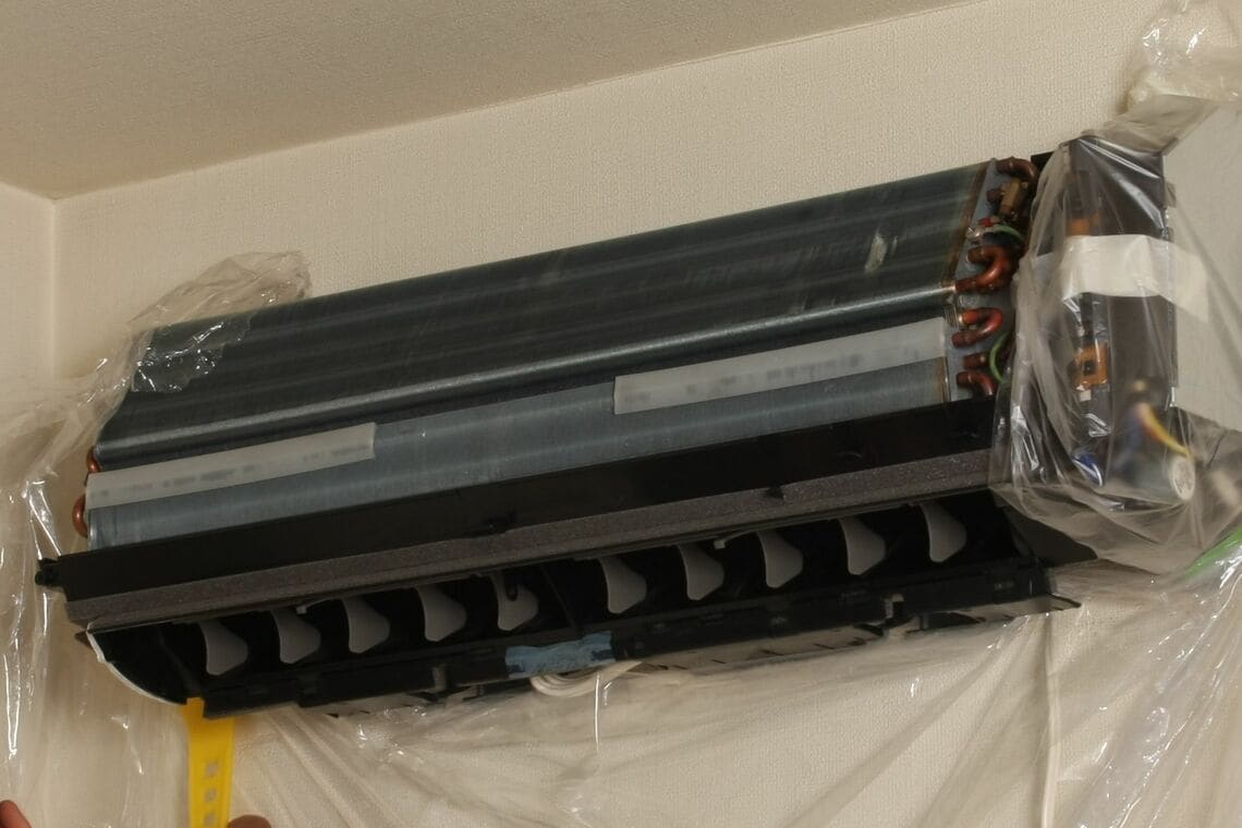 エアコン内部にある金属板がミルフィーユのように重なった部分（正式名称：熱交換器）（写真：筆者提供）