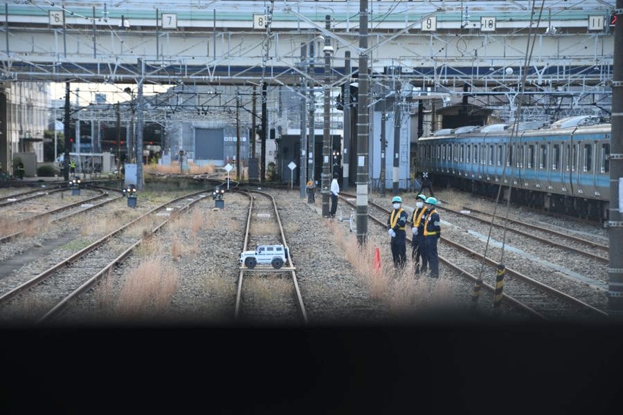 線路上に置かれた自動車のおもちゃ（記者撮影）