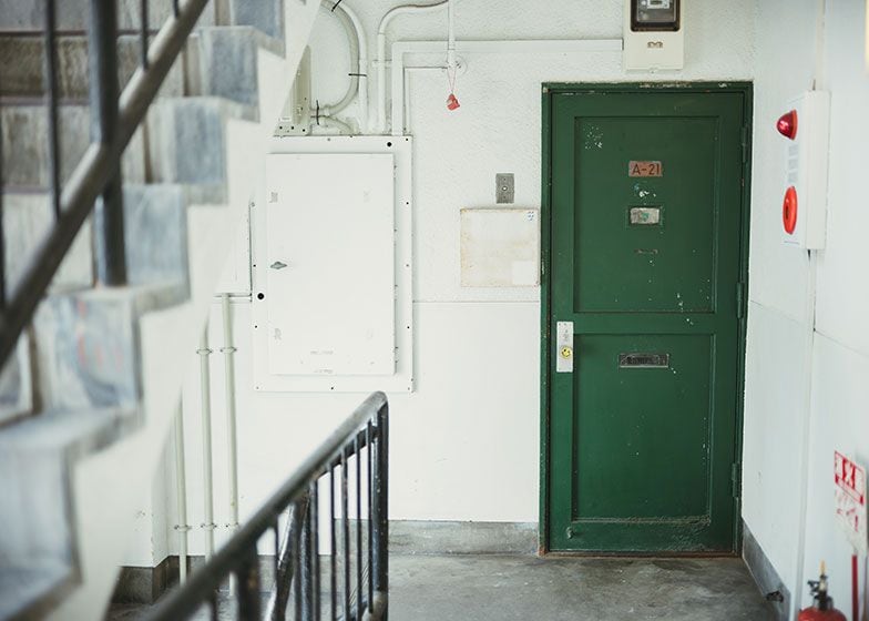 昔ながらの懐かしい手すりや部屋のドア