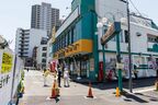 どことなく、昭和の下町の面影を残す竹ノ塚駅西口。
