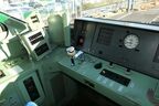 さまざまな機器が並ぶ運転台