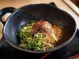 花椒がピリッときいた広島風の汁なし担々麺。見た目も名古屋のそれとはかなり異なる（筆者撮影）