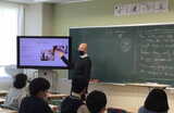 英語の授業。外国籍の教員がプレゼンテーションの仕方を説明