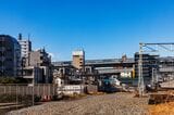 現在、奥に見えるのは首都高の高架。セメント包装所は画面奥にあった（撮影：鼠入昌史）