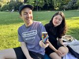缶コーヒーの説明をする2人（筆者撮影）