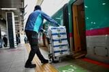 荷物を運び出す様子（記者撮影）