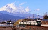 冬の富士山をバックに伊豆箱根鉄道駿豆線内を走る修善寺行きの「踊り子」（撮影：南正時）