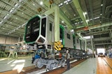 大阪メトロ400系の台車取り付け作業