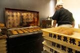 職人歴60年超の篠崎則和さんによる、火曜、木曜限定の焼き立てどら焼き