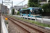 西武多摩湖線の複線化用地に整備された専用道を走るバス。専用道方式ならこのような光景が展開されることになる（筆者撮影）