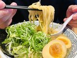 一方でネギが大好きな夫。味玉も美味しそうだ（筆者提供）