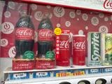 自販機で1本190円で販売されているコカ･コーラ（編集部撮影）