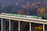 ドイツ国内の高速新線を走行するフリックストレイン。ドイツ鉄道の高速列車ICEよりは遅いが安く、バスより速くスペースも広い（筆者撮影）