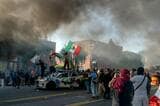 衝突の現場には煙が立ち込め、「内戦」のように映る（写真：ブルームバーグ）